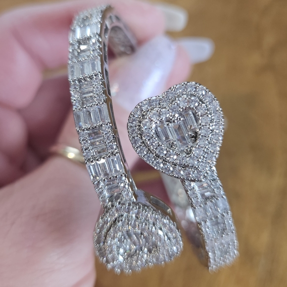 Heart cubic zirconia bangle - Picture 5 of 12